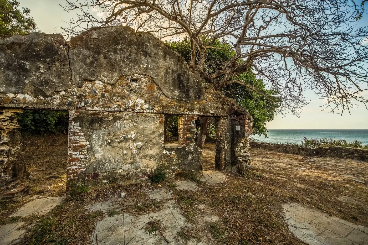Ruins of the old prison at Praia do Cachorro